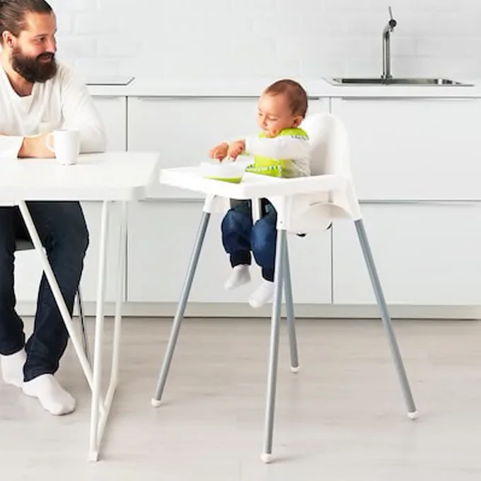 Chaise haute avec tablette pour bébé