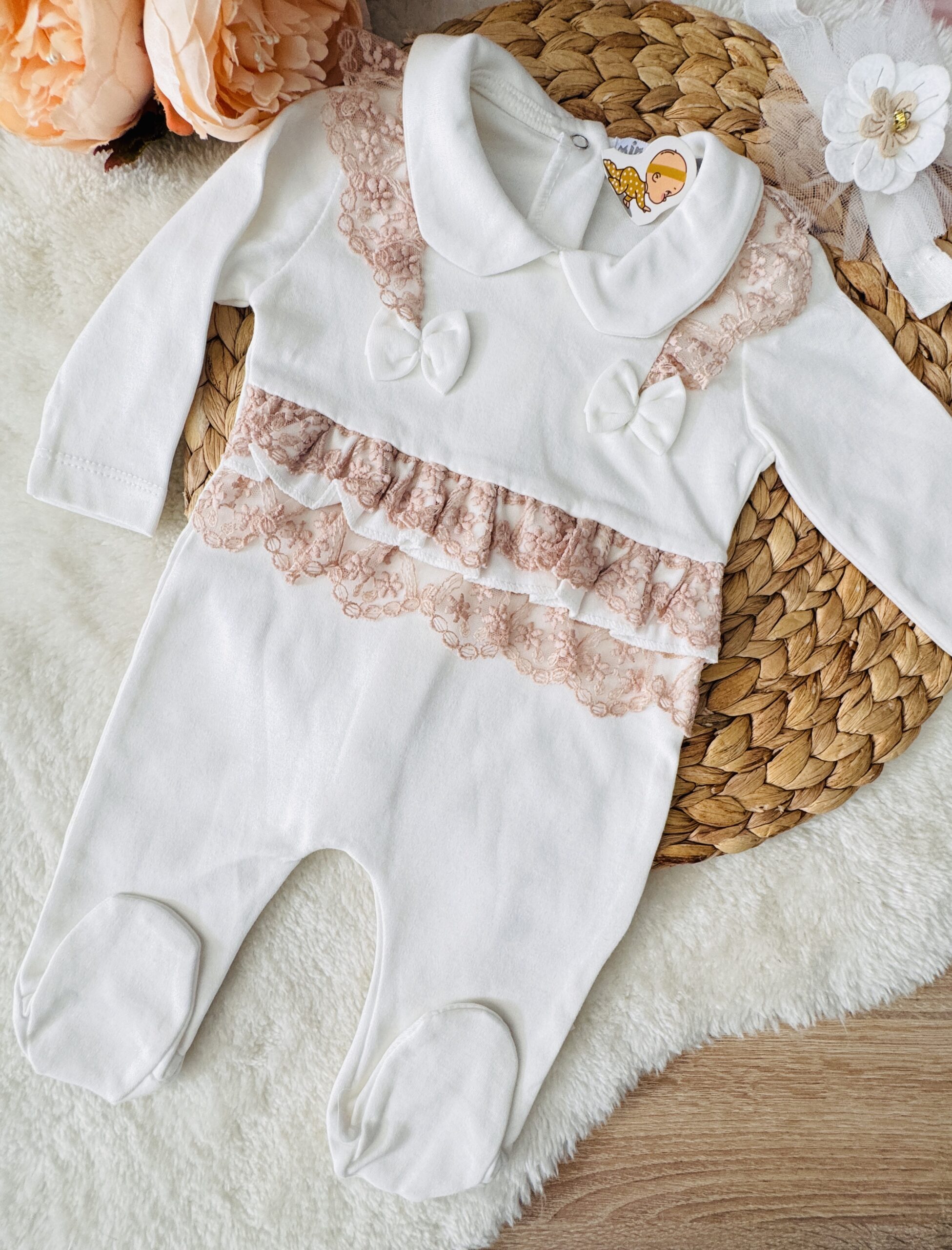 Grenouillère bébé en jolie dentelle – coton naturel