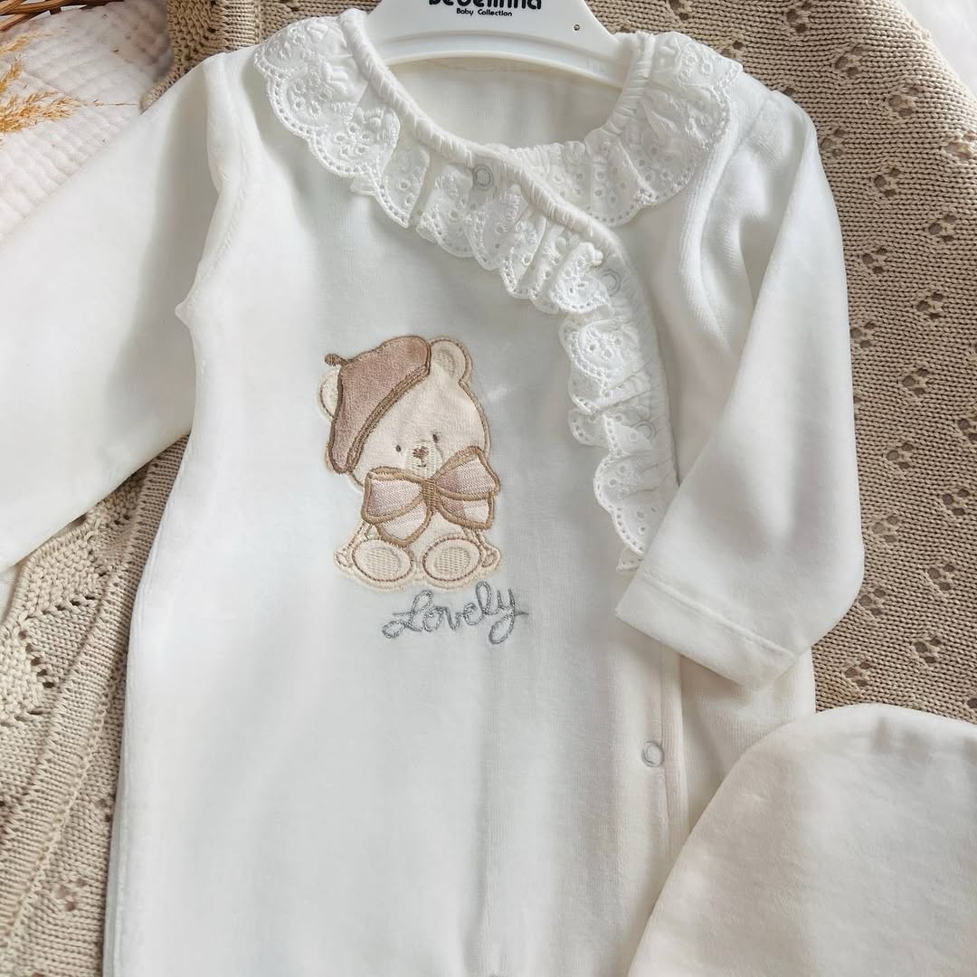 Grenouillère bébé velours avec bonnet : Élégance et douceur pour l’hiver
