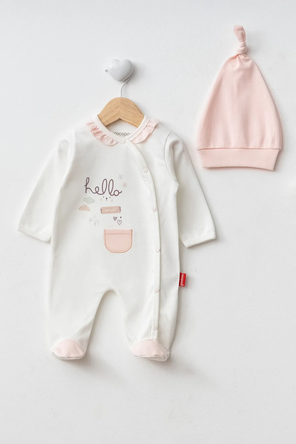 Grenouillère douce 100% Coton – Poche, Volants et Bonnet Assorti